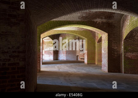 Dans le couloir en quartiers des officiers Fort Point San Francisco California USA Banque D'Images