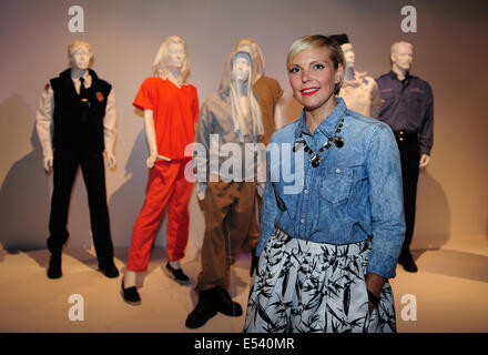 Los Angeles, USA. 19 juillet, 2014. Jennifer Rogien, concepteur de l'émission de télévision 'Orange est le nouveau noir' se place en avant des costumes conçus par elle au cours de la 8e exposition annuelle de 'l'art exceptionnel de la télévision Costumes" à Los Angeles, États-Unis, le 19 juillet 2014. Tenue par l'Academy of Television Arts and Sciences et Fashion Institute of Design et Merchandising, le Musée de l'exposition de hth 8 'l'art exceptionnel de la télévision Costumes' sera ouvert au public gratuitement du 22 juillet au 20 septembre. Credit : Chaoqun Zhang/Xinhua/Alamy Live News Banque D'Images