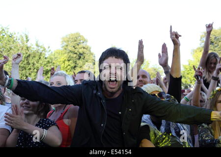 , Nottingham East Midlands, Royaume-Uni. 19 juillet 2014. Une musique fan réagit à un rendement par le révérend de Sheffield et la splendeur Décideurs au Festival 2014 dans le parc de Nottingham Wollaton Hall. Banque D'Images