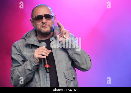 , Nottingham East Midlands, Royaume-Uni. 19 juillet 2014. Shaun Ryder fume une cigarette tout en E-live sur scène avec les Happy Mondays au Festival de splendeur dans le parc de Nottingham Wollaton Hall à. Banque D'Images