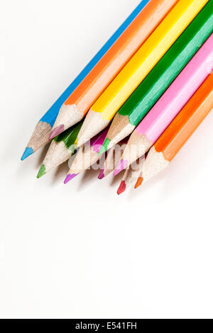 Crayons de couleur sur blanc ,avec différentes couleurs Banque D'Images