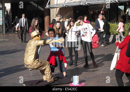 Artiste MIME divertissant un jeune enfant asiatique à Circular Quay, Sydney, Nouvelle-Galles du Sud Australie Banque D'Images