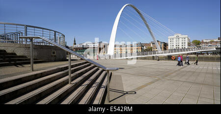 Gateshead Millennium Bridge sur la rivière Tyne, Royaume-Uni. Banque D'Images