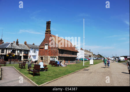 Vues autour de la ville balnéaire d'Aldeburgh Moot Hall dans le Suffolk et du mémorial de la guerre Banque D'Images