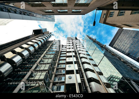 Londres, UK - OCT 27 : quartier des immeubles de bureaux au street le 27 septembre 2013 à Londres, au Royaume-Uni. Londres est le plus grand marché des changes avec les grands les échanges effectués dans le district. Banque D'Images