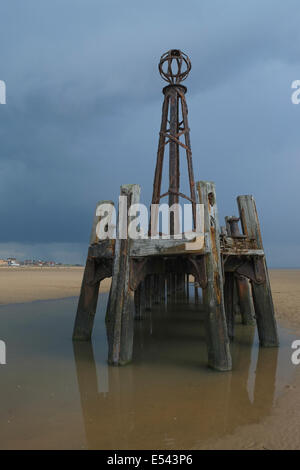 Jetée en bois reste à Lytham St Annes, Banque D'Images