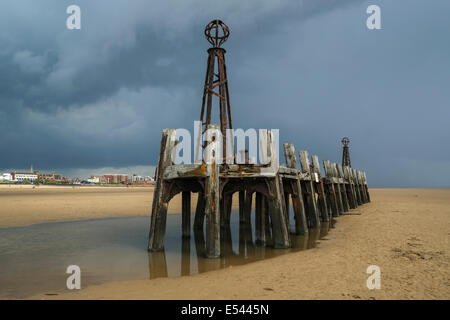 Vestiges de jetée en bois à Lytham St Annes, dans le Lancashire Banque D'Images