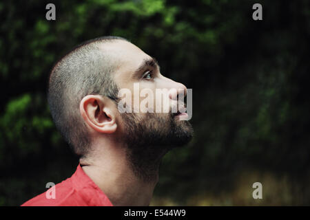 Portrait de jeune homme triste avec les cheveux courts dans la forêt Banque D'Images