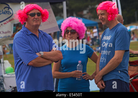 Poole, Dorset, UK. 20 juillet, 2014. La foule s'appuyer les différentes capacités Plus Challenge Dragon Boat Race sur le lac de plaisance à Poole Park. Dans le déguisement ? Bouteille d'eau pour étancher la soif et de rester hydraté par une chaude et humide journée. Credit : Carolyn Jenkins/Alamy Live News Banque D'Images