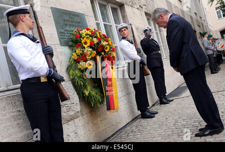 Berlin, Allemagne. 20 juillet, 2014. Le Président allemand Joachim Gauck (R) fixe une couronne durant la commémoration publique pour le 70e anniversaire de la tentative d'assassinat contre Adolf Hitler au Bendlerblock à Berlin, Allemagne, 20 juillet 2014. L'anniversaire commémore les membres de la résistance qui ont été arrêtés et exécutés après l'échec d'une tentative d'assassinat contre Adolf Hitler le 20 juillet 1944. PHOTO : WOLFGANG KUMM/dpa/Alamy Live News Banque D'Images