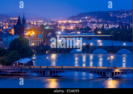 Ponts de Prague pendant les inondations 2013 Banque D'Images