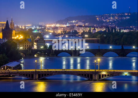 Ponts de Prague pendant les inondations 2013 Banque D'Images