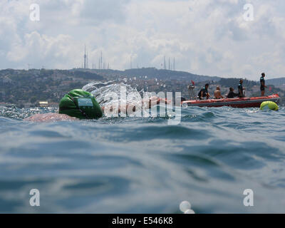 Istanbul, Turquie. 20 juillet 2014. À la fin de la course intercontinentale du Bosphore, certains nageurs ont toujours l'air glamour avec des mains manucures. Photo prise par le nageur qui a nagé la course avec un appareil-photo étanche.Credit: Susanne Masters/Alamy Live News Banque D'Images