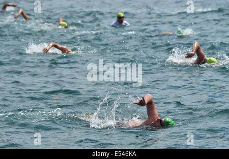 Istanbul, Turquie. 20 juillet, 2014. Les nageurs en compétition lors de la 26e course Natation Cross-Continental Bosphore à Istanbul le 20 juillet 2014. Plus de 1700 athlètes et nageurs de 45 pays et régions ont participé à l'événement. Credit : Lu Zhe/Xinhua/Alamy Live News Banque D'Images