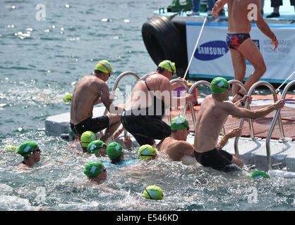 Istanbul, Turquie. 20 juillet, 2014. Les nageurs grimper la banque de l'Bosphrous au cours de la 26e course Natation Cross-Continental Bosphore à Istanbul le 20 juillet 2014. Plus de 1700 athlètes et nageurs de 45 pays et régions ont participé à l'événement. Credit : Lu Zhe/Xinhua/Alamy Live News Banque D'Images