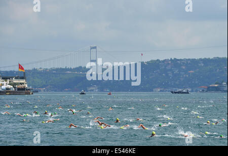 Istanbul, Turquie. 20 juillet, 2014. Les nageurs en compétition lors de la 26e course Natation Cross-Continental Bosphore à Istanbul le 20 juillet 2014. Plus de 1700 athlètes et nageurs de 45 pays et régions ont participé à l'événement. Credit : Lu Zhe/Xinhua/Alamy Live News Banque D'Images