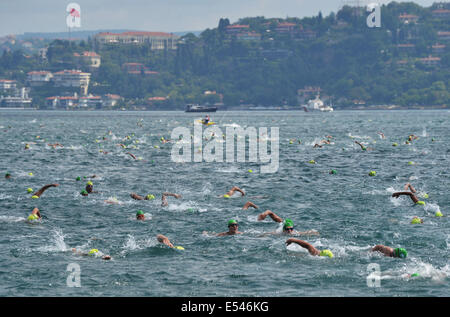 Istanbul, Turquie. 20 juillet, 2014. Les nageurs en compétition lors de la 26e course Natation Cross-Continental Bosphore à Istanbul le 20 juillet 2014. Plus de 1700 athlètes et nageurs de 45 pays et régions ont participé à l'événement. Credit : Lu Zhe/Xinhua/Alamy Live News Banque D'Images