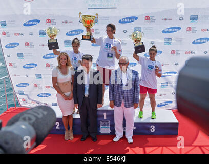 Istanbul, Turquie. 20 juillet, 2014. Julie Upmeyer haut (C) de la United States, Beyza Kordan (L) haut de la Turquie et Deniz Kurklu (R) haut de la Turquie pose pour la photo de groupe au cours de la cérémonie de la 26e course Natation Cross-Continental Bosphore à Istanbul le 20 juillet 2014. Plus de 1700 athlètes et nageurs de 45 pays et régions ont participé à l'événement. Julie Upmeyer a demandé le titre de la catégorie des femmes. Beyza Kordan et Kurklu a Deniz 2e et 3e place respectivement. Credit : Lu Zhe/Xinhua/Alamy Live News Banque D'Images