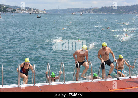 Istanbul, Turquie. 20 juillet, 2014. Les nageurs à la fin du Bosphore Intercontinental course après avoir terminé l'6,5 km distance de l'arrière pont Fatih Sultan Mehmet, qui peut être vu dans l'arrière-plan. Credit : Susanne Masters/Alamy Live News Banque D'Images