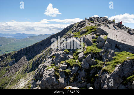 Carnedd Moel Siabod mountain top ridge avec vue retour à Daear Ddu et sommet de montagnes du Parc National de Snowdonia au Pays de Galles UK Banque D'Images