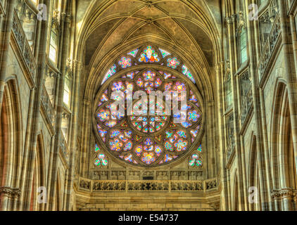 Vitraux de la cathédrale Saint-Guy située dans le château de Prague Banque D'Images