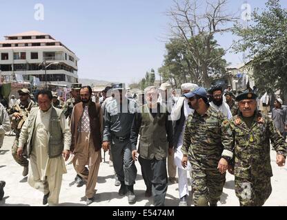 Paktika, Afghanistan. 20 juillet, 2014. Candidat à l'élection présidentielle afghane, Abdullah Abdullah (3e, R) visite le site bombe suicide dans Urgun district de la province de Paktika, Afghanistan, le 20 juillet 2014. Jours plus tôt, des militants ont mené une voiture suicide bombe dans Urgun district de la province de Paktika le long de la frontière avec le Pakistan en proie, zone tribale, tuant et blessant plus de 200 personnes, presque tous des civils. Credit : Rahmin/Xinhua/Alamy Live News Banque D'Images