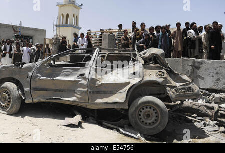 Paktika, Afghanistan. 20 juillet, 2014. Rassembler les habitants tandis que le candidat présidentiel Afghan Abdullah Abdullah (2e R) Visitez le site bombe suicide dans Urgun district de la province de Paktika, Afghanistan, le 20 juillet 2014. Jours plus tôt, des militants ont mené une voiture suicide bombe dans Urgun district de la province de Paktika le long de la frontière avec le Pakistan en proie, zone tribale, tuant et blessant plus de 200 personnes, presque tous des civils. Credit : Rahmin/Xinhua/Alamy Live News Banque D'Images