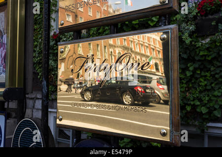 Reflet d'une Mercedes et le Shelbourne Hotel dans le restaurant à l'extérieur de la plaque de laiton quarante un à St Stephens Green, Dub Banque D'Images