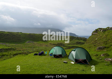 Deux Hilleberg Akto retour solo-emballage tentes à Harris Bay, à l'île de Rum, Ecosse, Royaume-Uni Banque D'Images