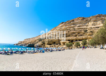 Plage de galets Matala, Grèce Crète. Matala est connu pour ses grottes néolithiques artificiel, sculptées dans les roches calcaires. Au cours de t Banque D'Images