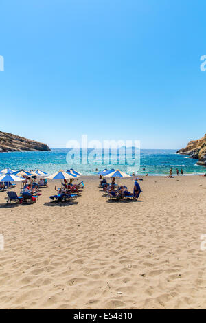 Plage de galets Matala, Grèce Crète. Matala est connu pour ses grottes néolithiques artificiel, sculptées dans les roches calcaires. Au cours de t Banque D'Images