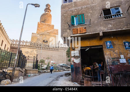 Ibn Tulun minaret et les personnes qui travaillent et qui passe. Le Caire, Egypte Banque D'Images