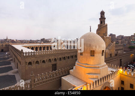 La mosquée Ibn Tulun et minaret au coucher du soleil. Le Caire, Egypte Banque D'Images