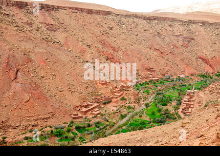 Canyons,palmeraies,palmiers,annonces,noix,agricole,région montagneuse asif ounila ounila,rivière,village river bed,Maroc Banque D'Images