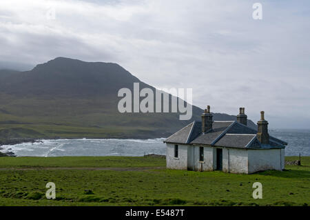 Harris Lodge et le sommet d Ruinsival dans le rhum Cuillin hills, Harris Bay, à l'île de Rum, Ecosse, Royaume-Uni. Banque D'Images