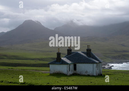 Harris Lodge et le sommet d Trollaval dans le rhum Cuillin hills, Harris Bay, à l'île de Rum, Ecosse, Royaume-Uni. Banque D'Images