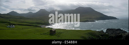 Panorama de la rum Cuillin hills, avec Harris Lodge et le Mausolée Bullough, Harris Bay, à l'île de Rum, Ecosse, Royaume-Uni. Banque D'Images