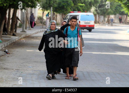 Gaza, Territoires palestiniens. 20 juillet, 2014. Fuir les Palestiniens de leur maison à Al Shejaiyaa dans le quartier est de la ville de Gaza le long de la frontière entre Israël et Gaza, le 20 juillet 2014. Des dizaines de milliers de Palestiniens vivant dans la région qui est à proximité de leurs maisons de gauche au cours des jours à chercher l'abri d'une invasion terrestre israélienne. Israël a été appuyé sur son opération terrestre dans le sud de Gaza, après l'infanterie entré l'enclave côtière il y a trois jours pour mettre fin à la roquette et détruire les tunnels menant au crédit d'Israël : ZUMA Press, Inc./Alamy Live N Banque D'Images