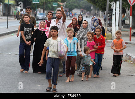 Gaza, Territoires palestiniens. 20 juillet, 2014. Famille palestinienne de fuir leur maison à Al Shejaiyaa dans le quartier est de la ville de Gaza le long de la frontière entre Israël et Gaza, le 20 juillet 2014. Des dizaines de milliers de Palestiniens vivant dans la région qui est à proximité de leurs maisons de gauche au cours des jours à chercher l'abri d'une invasion terrestre israélienne. Israël a été appuyé sur son opération terrestre dans le sud de Gaza, après l'infanterie entré l'enclave côtière il y a trois jours : Crédit ZUMA Press, Inc./Alamy Live News Banque D'Images