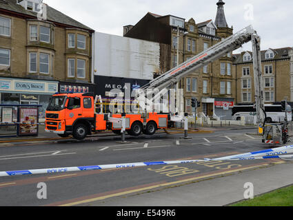 Camion de pompiers avec échelle à suite de l'incendie. Banque D'Images