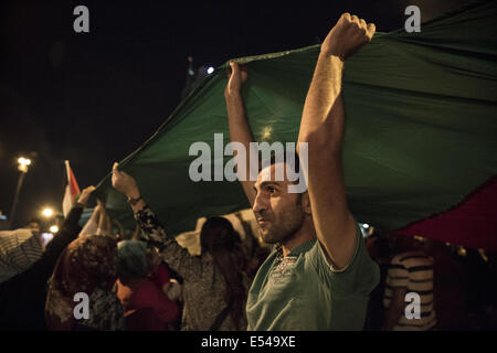 Istanbul, Turquie. 20 juillet, 2014. Les manifestants agitaient des drapeaux palestiniens et ont scandé pendant une manifestation devant le consulat israélien à Istanbul le 19 juillet 2014. Des milliers de personnes ont appelé à la fin de la guerre à Gaza. Les manifestants ont brûlé des drapeaux israéliens et scandant "Allah Akbar, '' appelant Israël et les Etats-Unis 'killers'. Photo par Jodi Hilton/NurPhoto Crédit : Jodi Hilton/NurPhoto/ZUMA/Alamy Fil Live News Banque D'Images