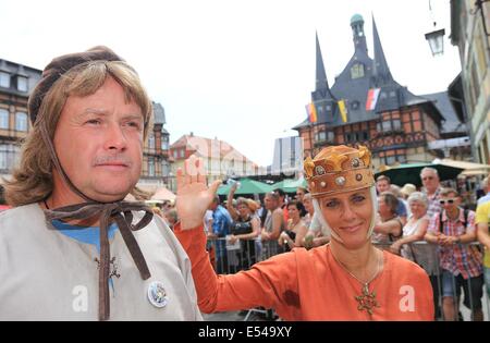 Wernigerode, Allemagne. 20 juillet, 2014. Acteurs représentant le maître de Naumburg portraits de donateurs Eckhard II et de l'Uta prendre part au défilé du festival au cours de la 18ème journée de Saxe-Anhalt à Wernigerode, Allemagne, 20 juillet 2014. Le défilé dans la ville de montagne du Harz est le point culminant de l'état de trois jours du festival. Photo : JENS WOLF/dpa/Alamy Live News Banque D'Images