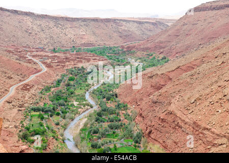 Canyons,palmeraies,palmiers,annonces,noix,agricole,région montagneuse asif ounila ounila,rivière,village river bed,Maroc Banque D'Images