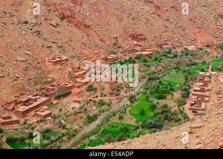 Canyons,palmeraies,palmiers,annonces,noix,agricole,région montagneuse asif ounila ounila,rivière,village river bed,Maroc Banque D'Images