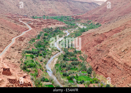 Canyons,palmeraies,palmiers,annonces,noix,agricole,région montagneuse asif ounila ounila,rivière,village river bed,Maroc Banque D'Images