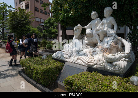 Sculpture dans Nakashimagawa le parc près de la Megane Spectacles Bridge, Nagasaki, Japon Banque D'Images