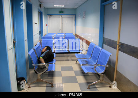 La bande de Gaza. 20 juillet, 2014. La Palestine un jeune homme dormir sur les sièges après l'hôpital il s'est échappé de l'offensive engagée par l'armée israélienne dans le quartier de Shijaiyah, est de la ville de Gaza, après qu'Israël a étendu son offensive terrestre sur la bande de Gaza, et a déclaré que le Ministère palestinien de la Santé Je suis le nombre de morts est passé à 60 dans les combats entre la résistance et les forces israéliennes sur la frontière orientale de la ville de Gaza. Credit : Ibrahim Khader/Pacific Press/Alamy Live News Banque D'Images