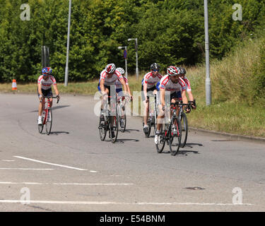 Cycle Local club sur la route du Tour de France, qui a commencé dans le Yorkshire, au jour 3, près de Cambridge. 7 Juillet 2014 Banque D'Images