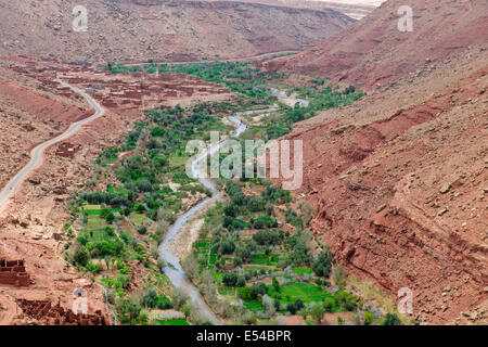 Canyons,palmeraies,palmiers,annonces,noix,agricole,région montagneuse asif ounila ounila,rivière,village river bed,Maroc Banque D'Images