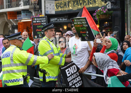 Knightsbridge, Londres, Royaume-Uni. 20 juillet 2014. Les partisans palestiniens crier et tenir des banderoles en face de l'Ambassade Israélienne Crédit : Matthieu Chattle/Alamy Live News Banque D'Images